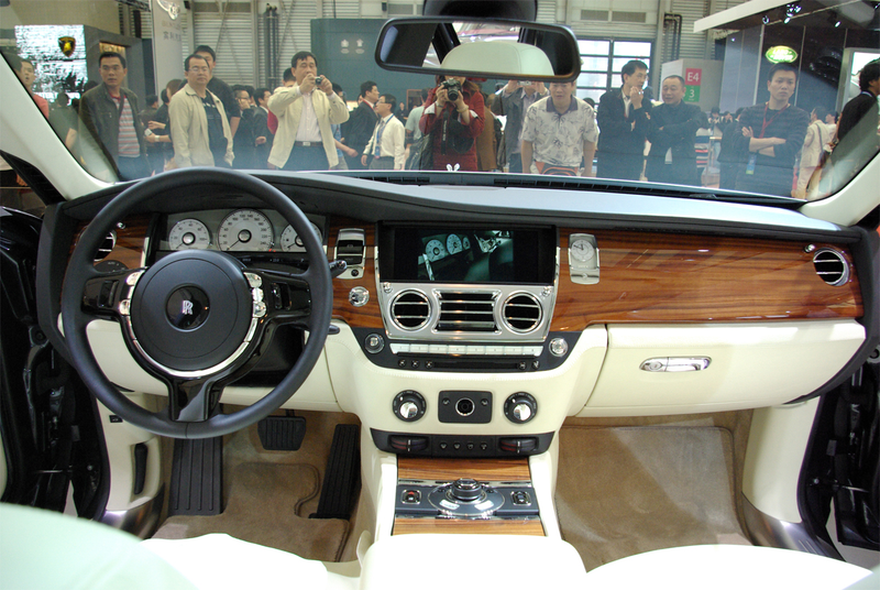 Illustration for article titled Rolls Royce 200EX Auto-Adjusting Purse Holder For The Ladies